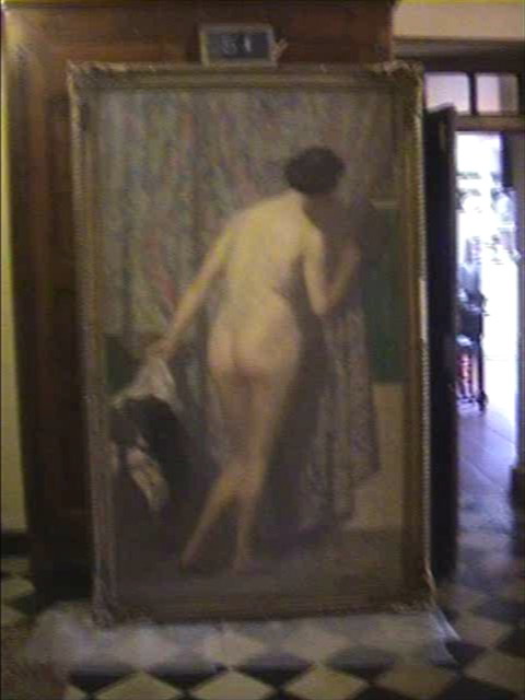 51 — Nu derrier le rideau